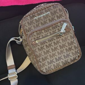 Michael Kors Crossbody bag like new condition no rips, tears or holes